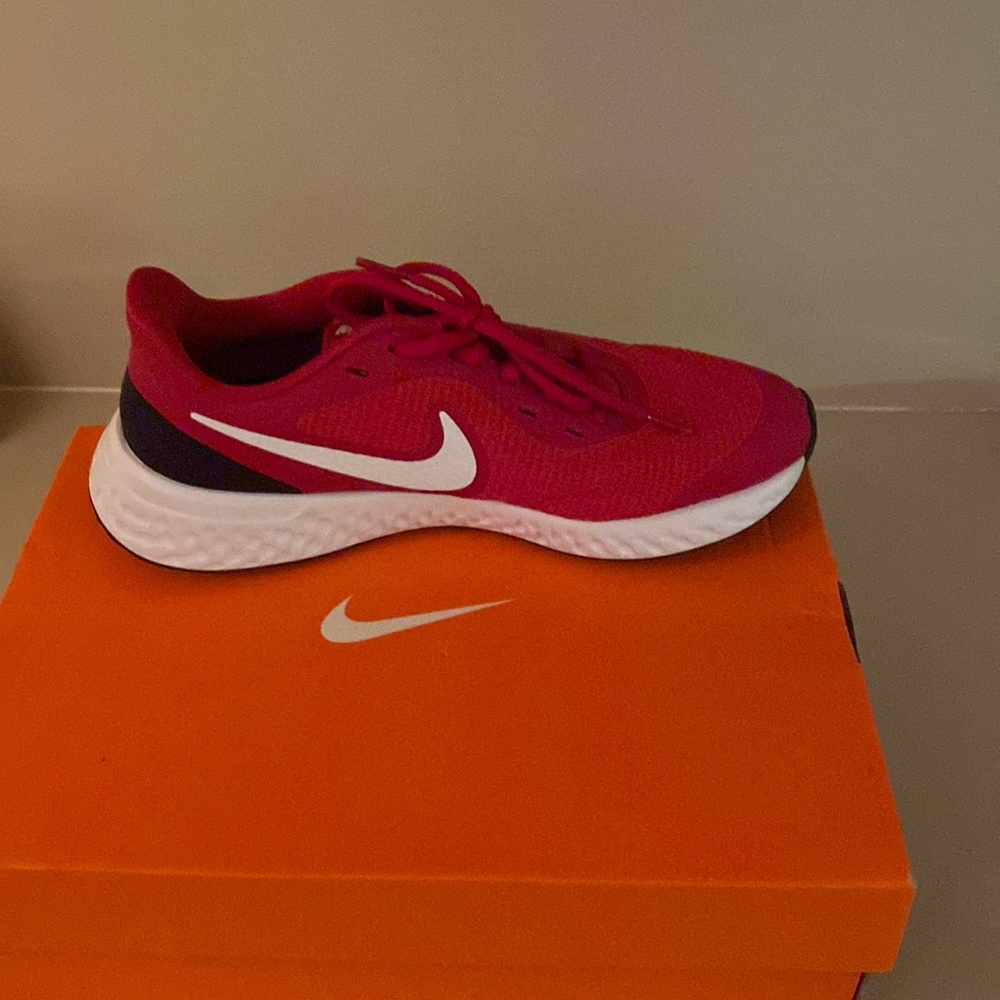 Nike revolution